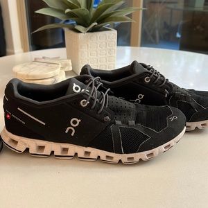 Women’s Cloud Running Shoe (additional On laces included)